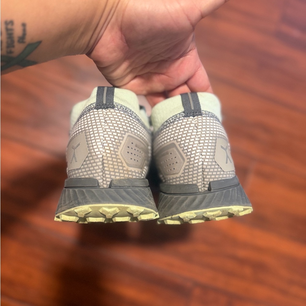 Flux Light Gray Athletic Running Shoes for Men - Picture 5 of 12